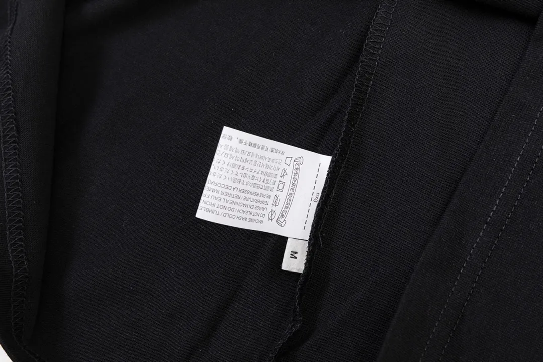 P200 CHROME HEARTS LoGo is fashionable and elegant, with a dropped shoulder style. The fabric is made of 26s double-yarn combed cotton compact spinning yarn with a weight of 280. It is matched with 1*1 Salona rib. The fabric is fermented and has a loose fit. Color: Black Size: S～XXL
